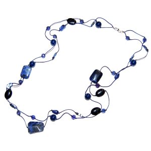 Halsband blå stenar på tråd