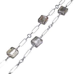 Astor bold, halsband med grå, silverfolierade glasfyrkanter